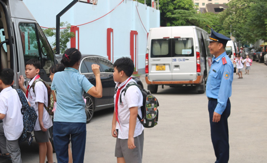 Dịch vụ xe ô tô đưa - đón học sinh: Cần ban hành các quy định pháp luật cụ thể